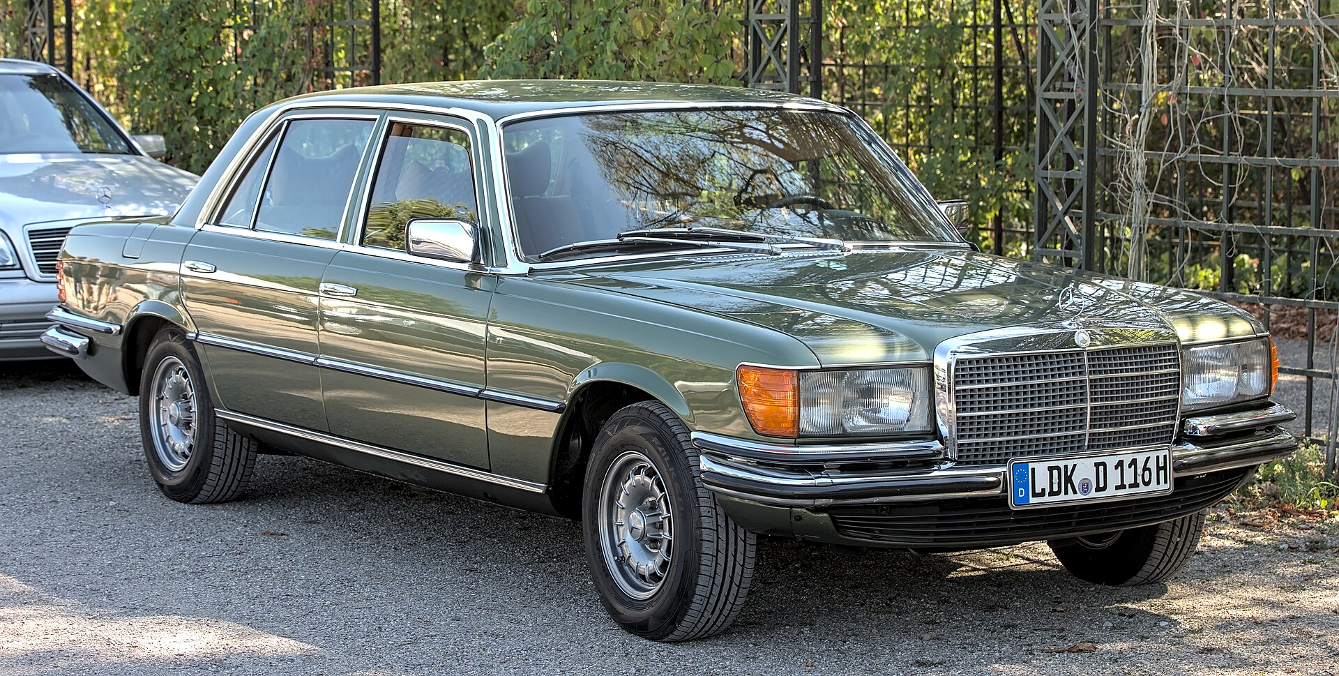 Front three-quarter view of a green Mercedes-Benz S-Class from the 116 series