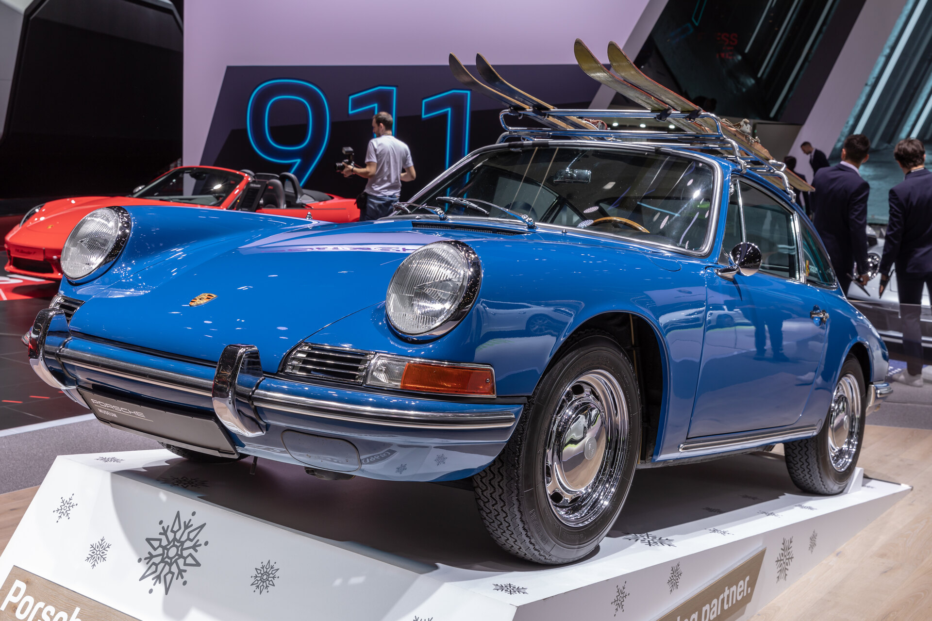 Front three-quarter view of a blue 1965 Porsche 911 2.0 Coupe with a roof-mounted ski rack