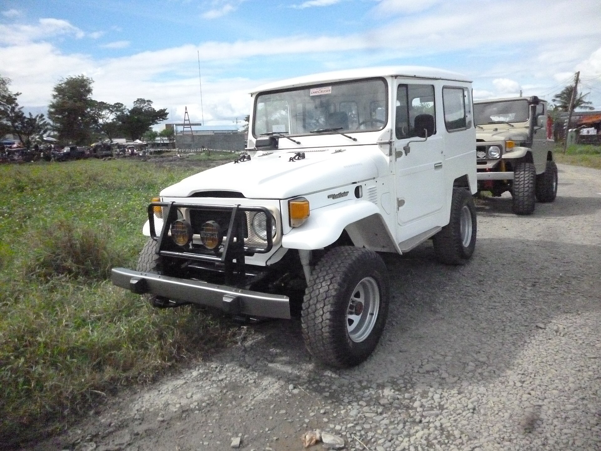 Front three-quarter view of a white Toyota Land Cruiser 40 Series