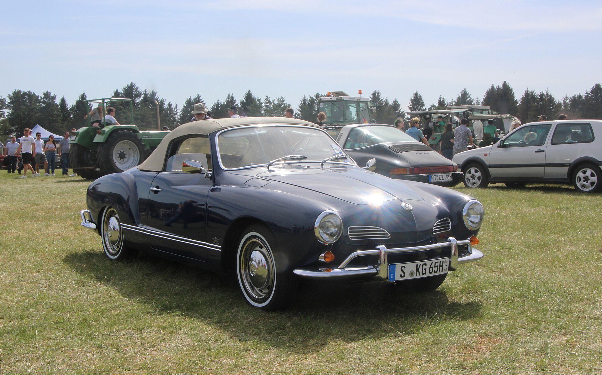 Front three-quarter view of a dark blue Volkswagen Karmann Ghia Type 14 Cabriolet
