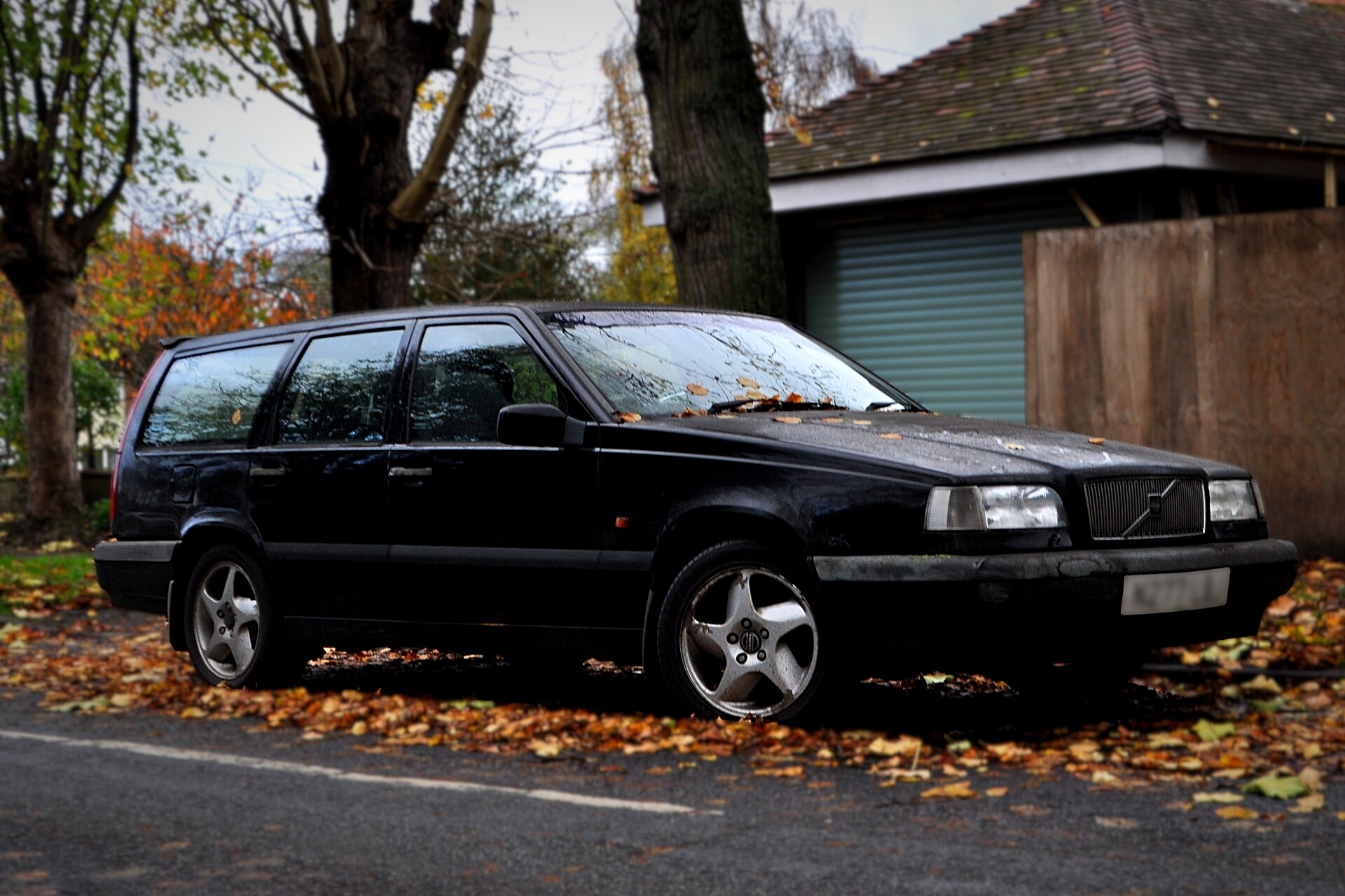 Front three-quarter view of a black 1995 Volvo 850 estate